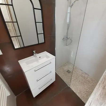 Appartement Le D'auguste- Coeur De Nimes-chaleureux-emplacement Ideal *